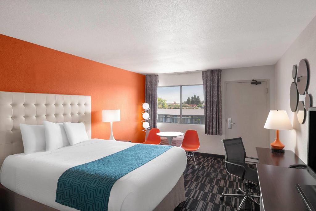 Howard Johnson by Wyndham Modesto Ceres - Queen Room - Non-Smoking