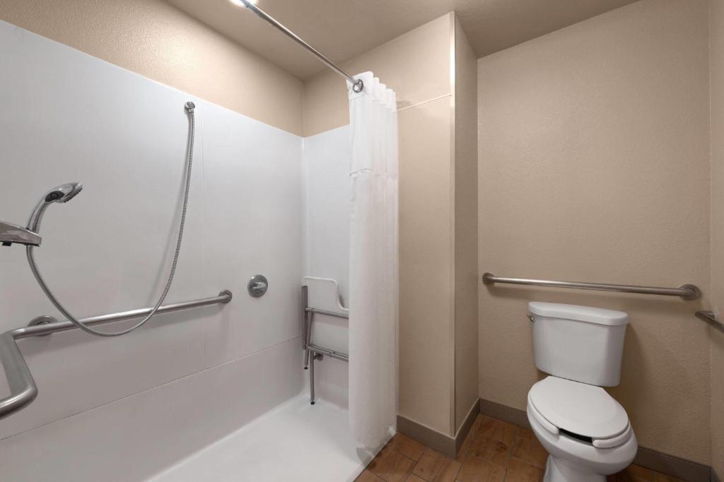 Howard Johnson by Wyndham Modesto Ceres - Queen Room - Disability Access/Non-Smoking