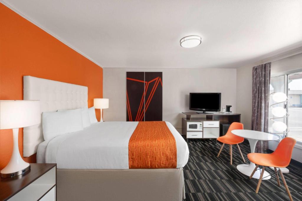 Howard Johnson by Wyndham Modesto Ceres - Queen Room - Smoking