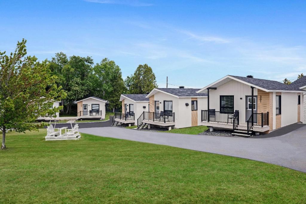 una fila de casas con césped verde en Days Inn by Wyndham Riviere-Du-Loup, en Rivière-du-Loup
