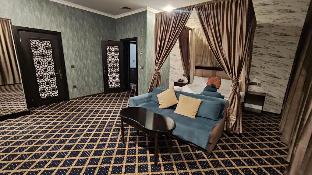 Χώρος καθιστικού στο Corniche White City Hotel
