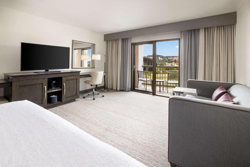 Hampton Inn & Suites - Napa, CA - Quarto King Com Vista Rio - Não Fumador
