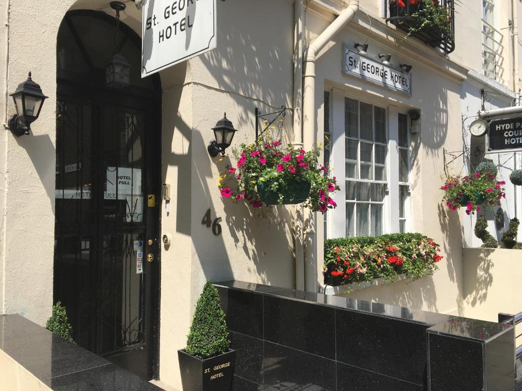 un edificio con cajas de flores en su lado en St George Hotel, en Londres