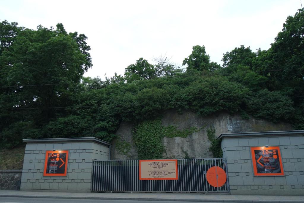 budynek ze ścianą z drzewami w obiekcie 10-Z Bunker w mieście Brno