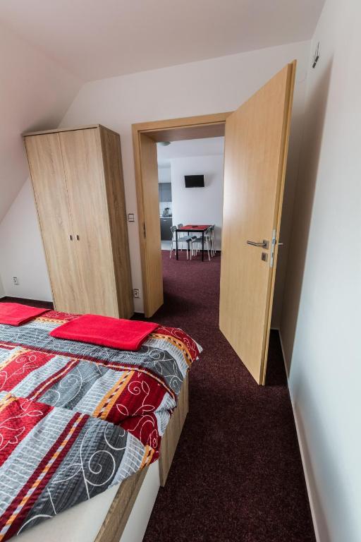 Łóżko lub łóżka w pokoju w obiekcie Apartmány Vilma