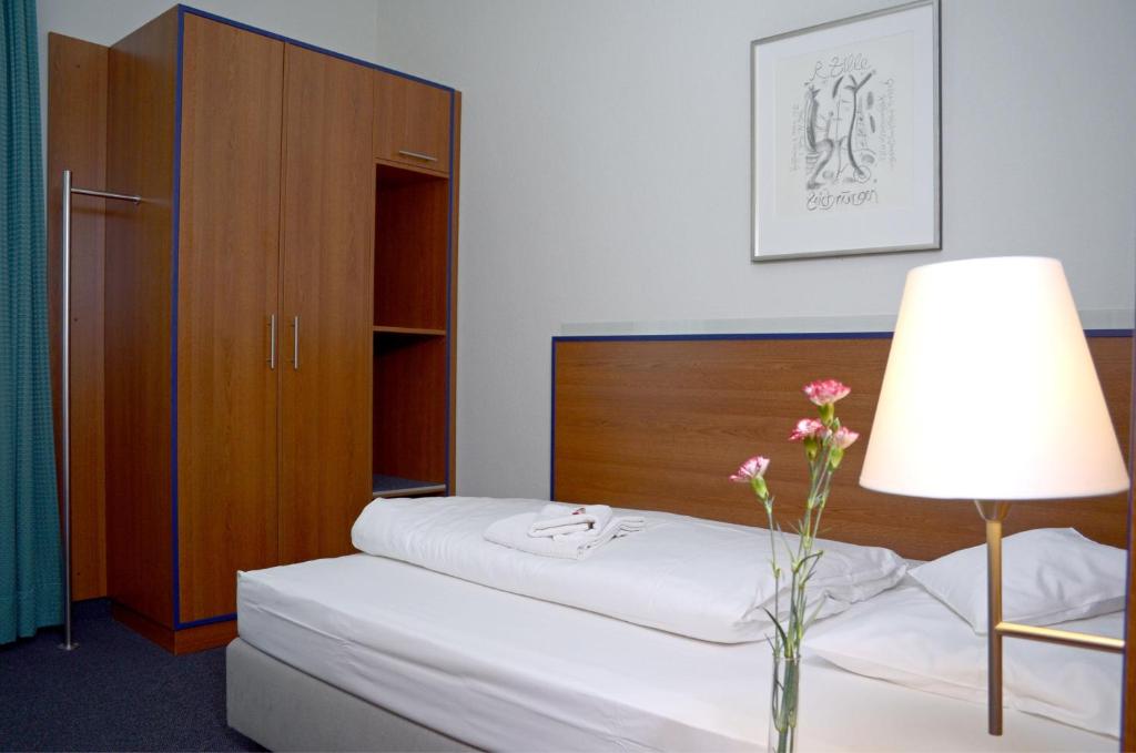 Postel nebo postele na pokoji v ubytování Hotel & Apartments Fürstenhof am Bauhaus