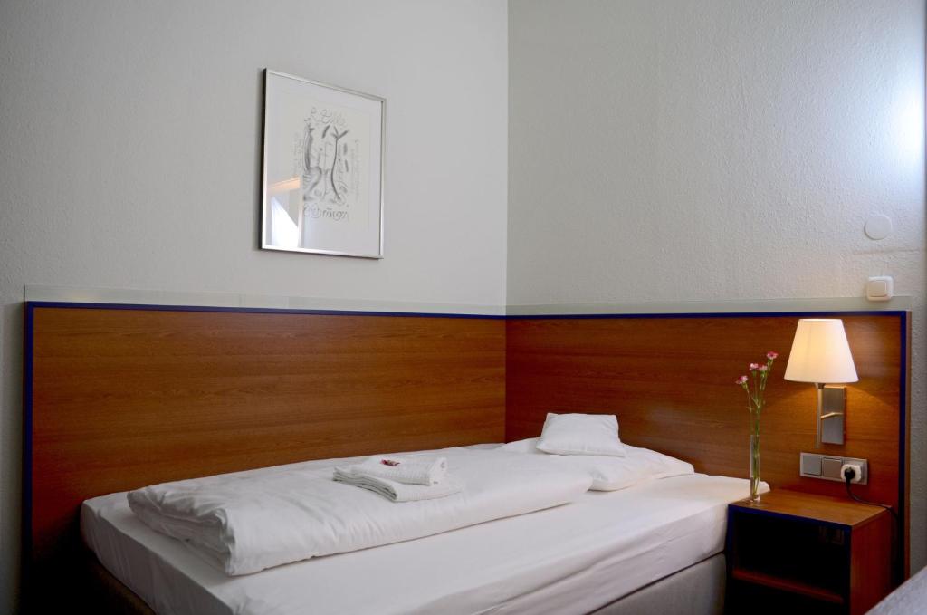 Postel nebo postele na pokoji v ubytování Hotel & Apartments Fürstenhof am Bauhaus