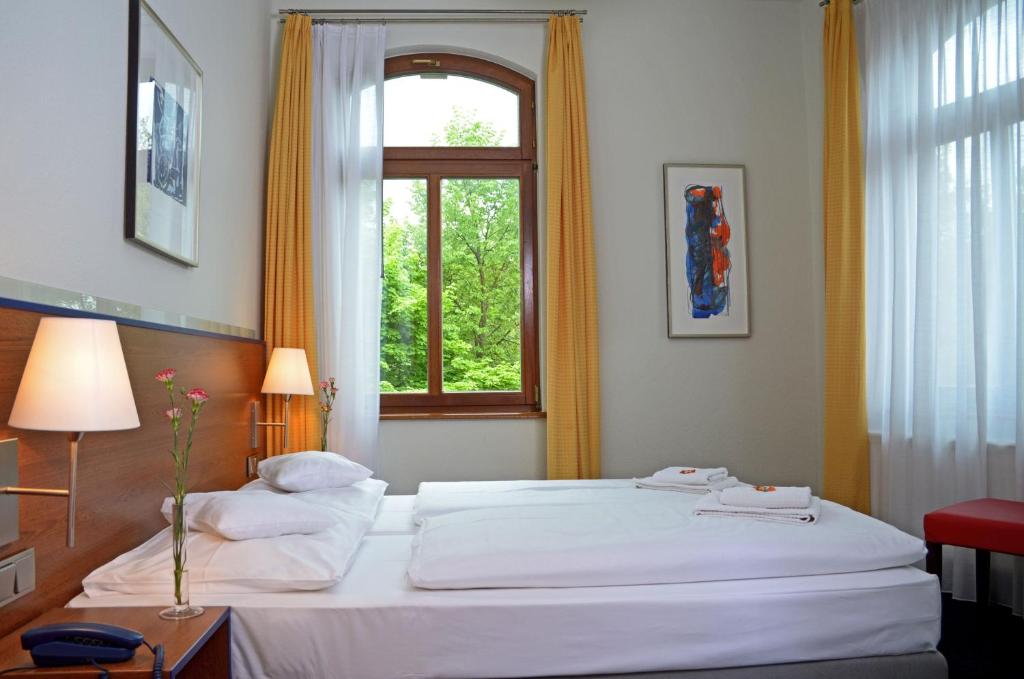 Postel nebo postele na pokoji v ubytování Hotel & Apartments Fürstenhof am Bauhaus