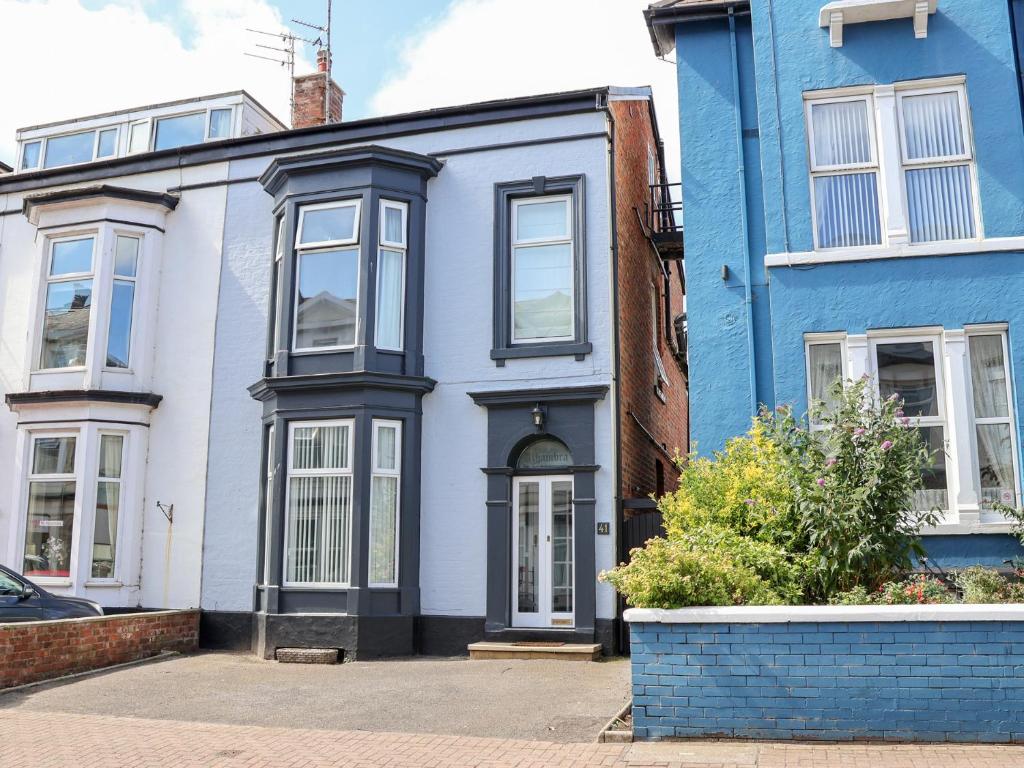 Casa azul y blanca con ventanas blancas en The Alhambra, en Southport