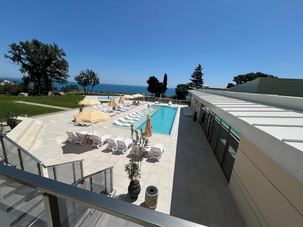 Blick auf den Pool eines Gebäudes in der Unterkunft Sunrise l 1BD Sea View l Pool l Free Parking in Warna
