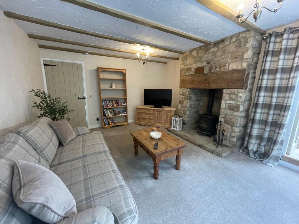 TV a/nebo společenská místnost v ubytování Riverside Cottage