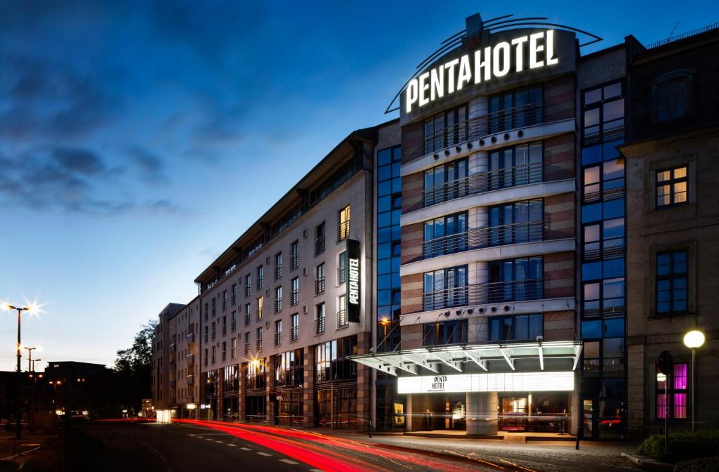 un bâtiment avec un panneau sur son côté dans l'établissement pentahotel Braunschweig, à Brunswick