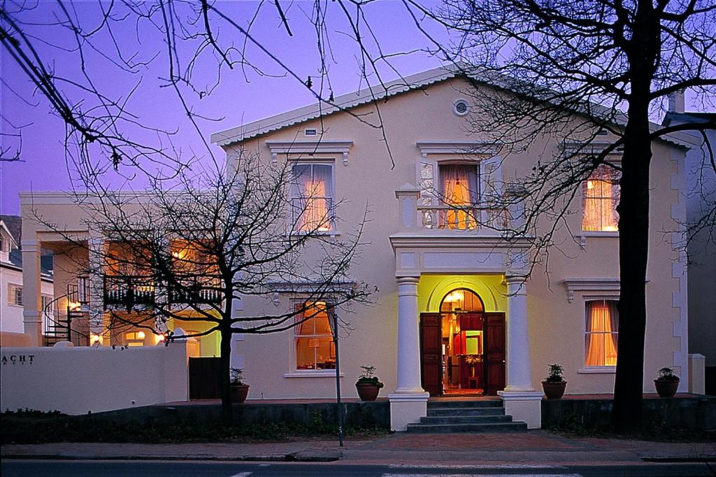 uma casa branca com as luzes acesas em Eendracht Hotel em Stellenbosch