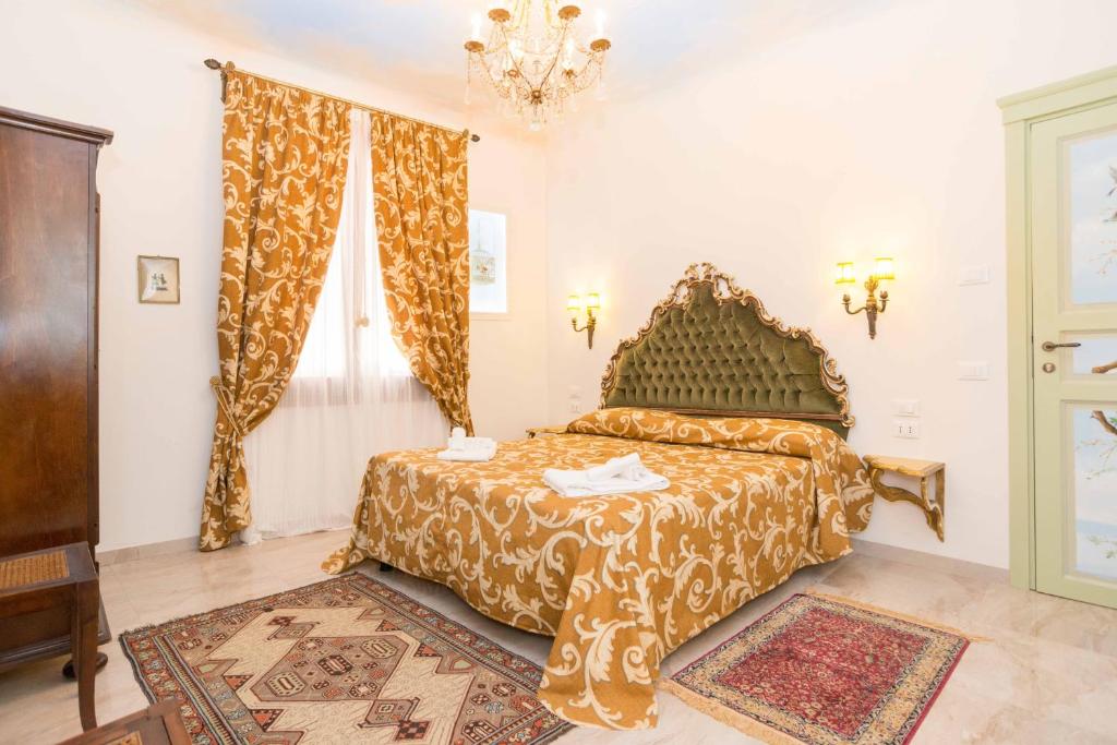ein Schlafzimmer mit einem Bett und einem Kronleuchter in der Unterkunft Ca' Venezia Loc-09522 in Venedig