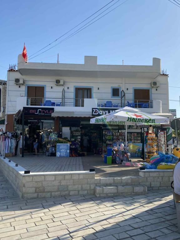 Supermarket nebo jiné obchody v  hotelu nebo okolí