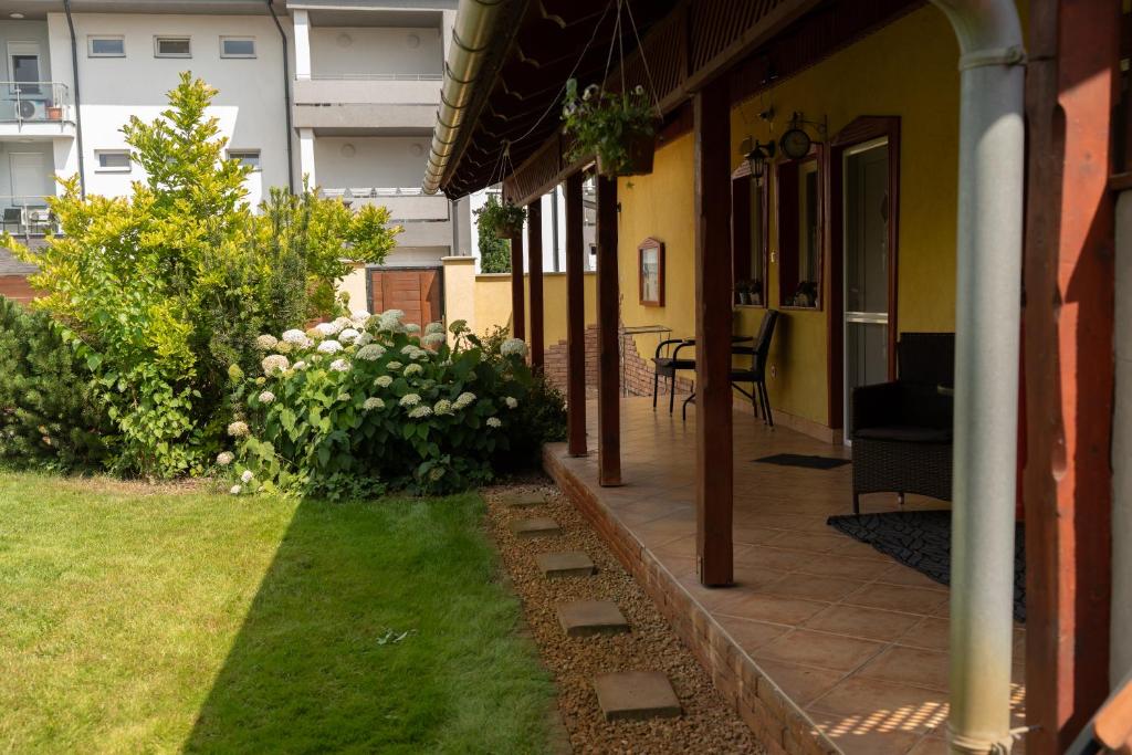 Vonkajšia záhrada v ubytovaní Borostyán Apartmanház