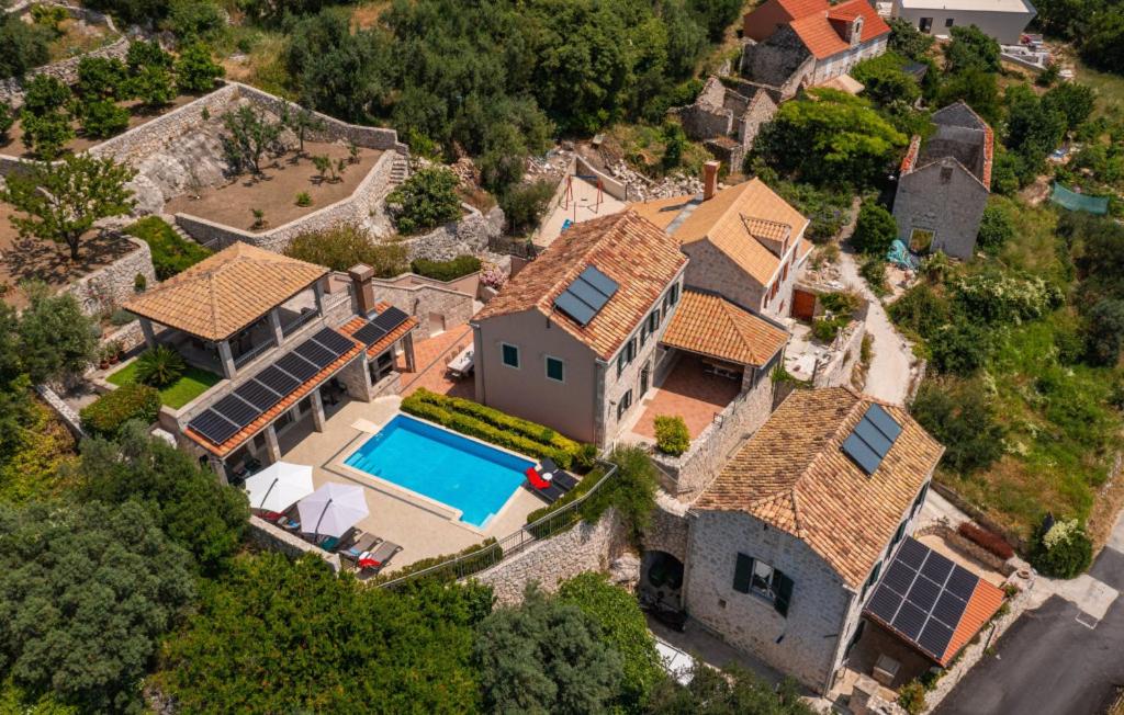 Bazén v ubytování Villa Dia by Villas Guide nebo v jeho okolí
