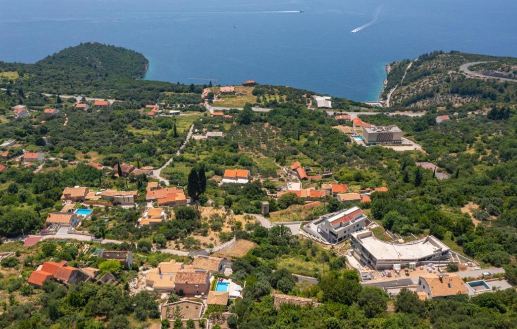 eine Luftaufnahme einer kleinen Stadt auf einem Hügel in der Unterkunft Villa Dia by Villas Guide in Dubrovnik
