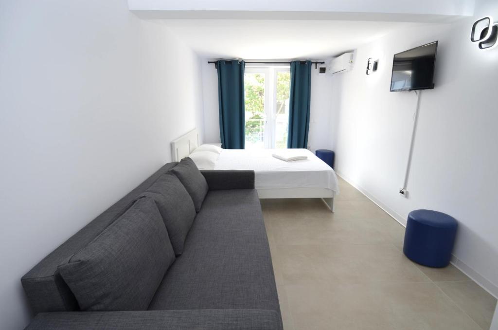 una sala de estar con un sofá y una cama en Casa Popa, en Costinesti