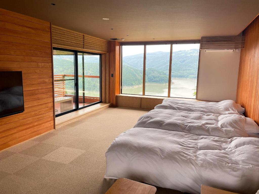 Ένα ή περισσότερα κρεβάτια σε δωμάτιο στο ペットと泊まれる宿　孫八