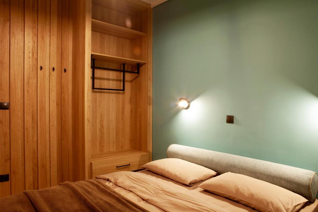 塞萨洛尼基Designer apartments close to the center + free parking的一张带两个枕头的床