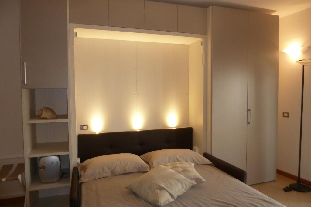 um quarto com uma cama com duas almofadas em B&B Al 258 em Santa Teresa di Riva