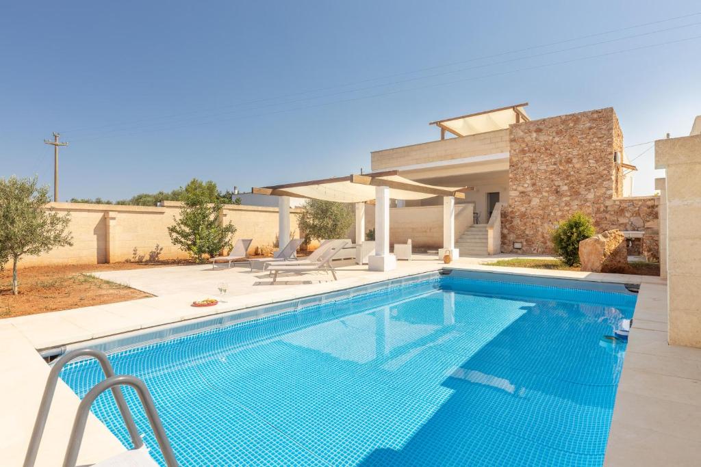 ein Swimmingpool vor einem Haus in der Unterkunft Villa Respiro Di Puglia in Marina di Mancaversa