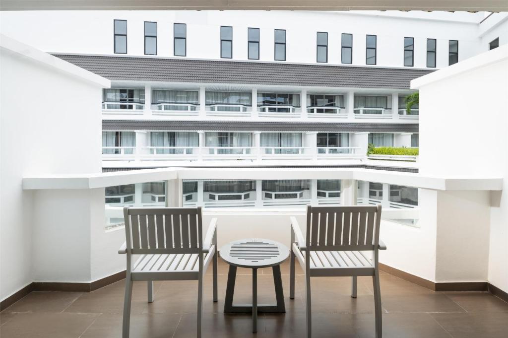 Radisson RED Phuket Patong Beach - Resim 37