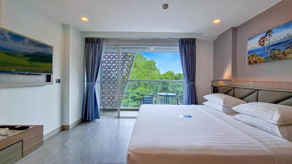 
Deluxe King Room with Balcony and City View
