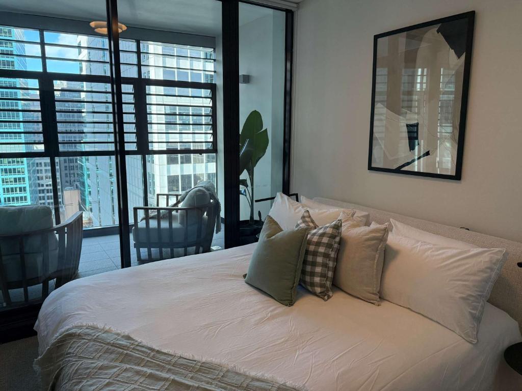 Un pat sau paturi într-o cameră la York St, Sydney Luxurious 2 Bedroom Apartment