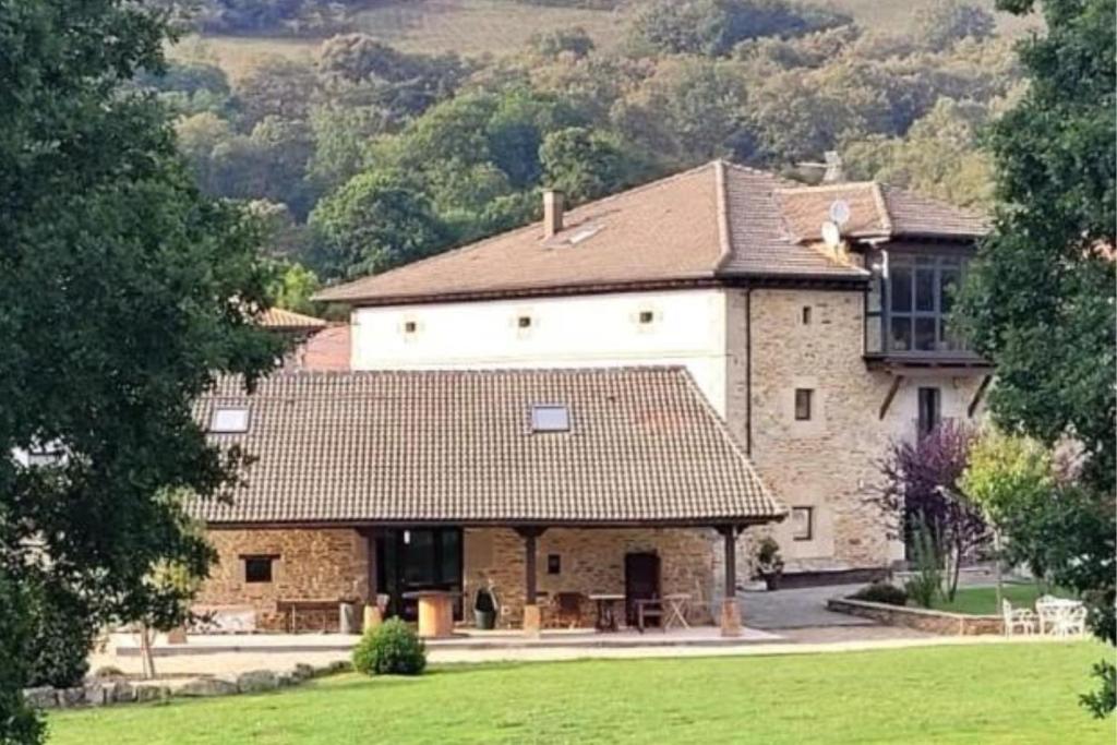 una grande casa in pietra con tetto di La Cabaña San Pelayo a San Pelayo - Merindad de Montija