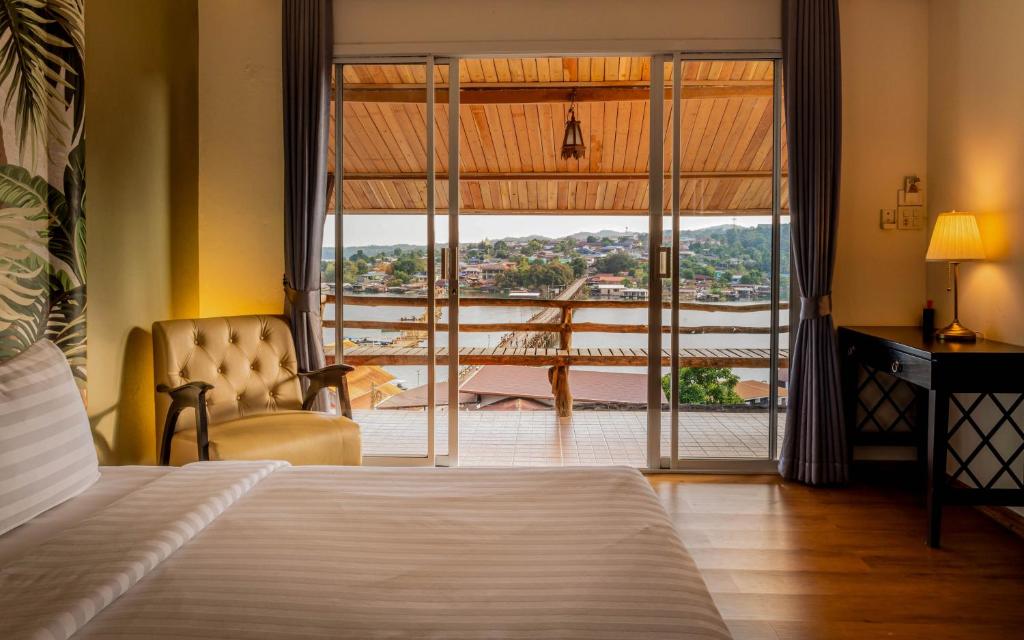 Postel nebo postele na pokoji v ubytování Samprasob Resort