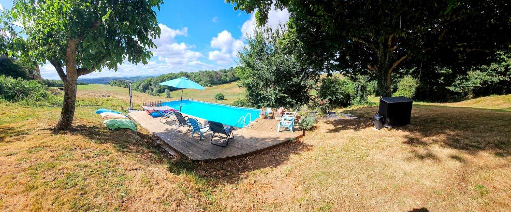 une table de ping-pong dans un champ à côté d'un arbre dans l'établissement Gîte des écuries de la paguere, à Aurignac
