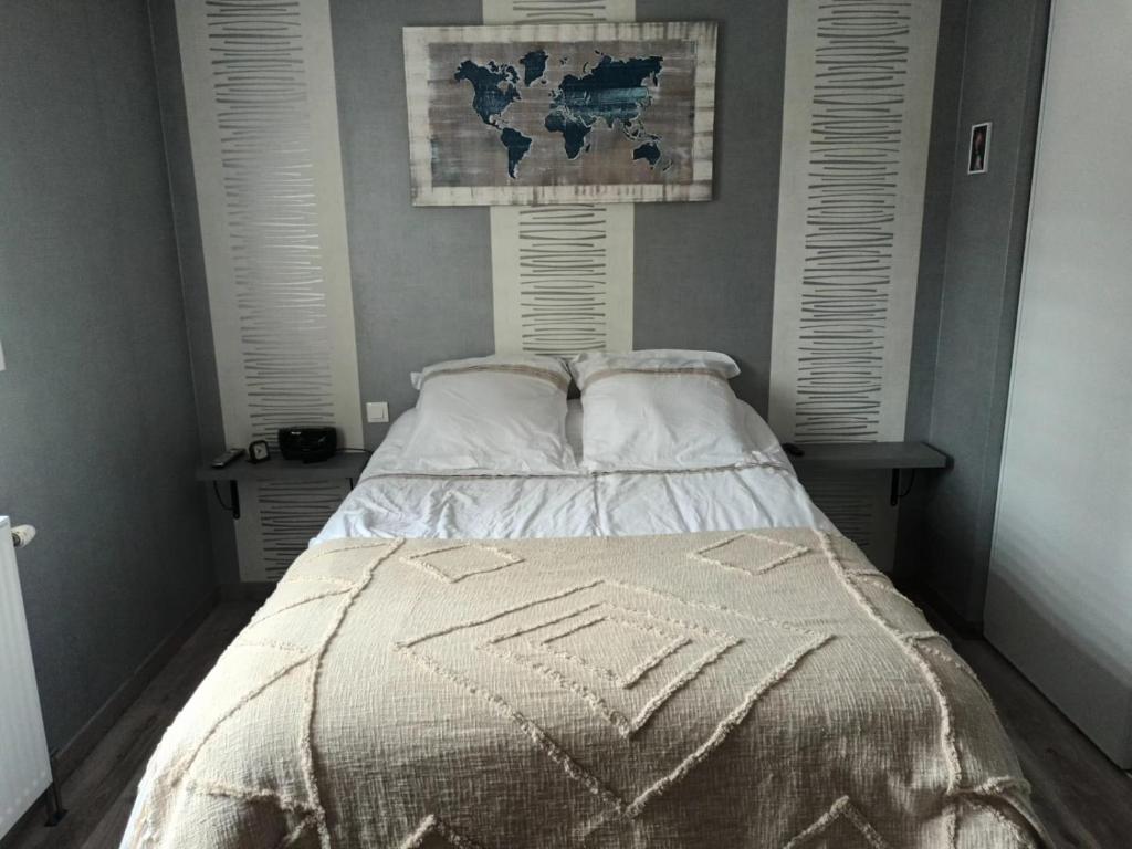 RuaudinにあるLocation chambre à 5 min du circuit des 24 H du Mansのベッドルーム1室(壁に地図を掲載したベッド1台付)