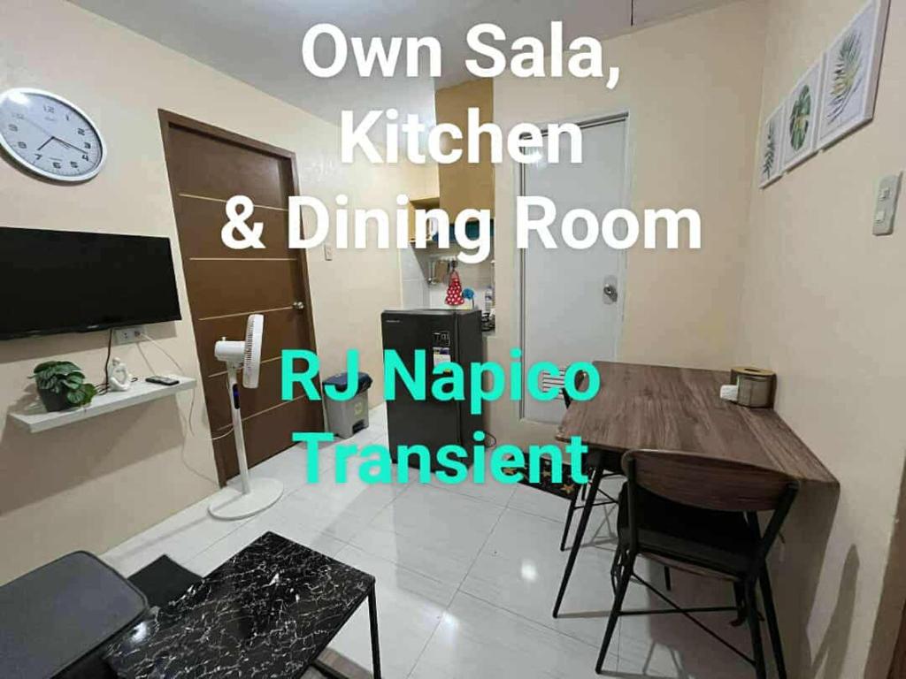 Una televisión o centro de entretenimiento en RJ Two-Bedroom Transient in Napico Pasig