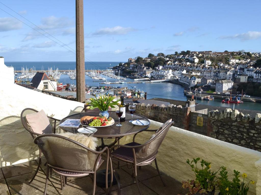 un tavolo con un piatto di cibo in cima a un balcone di Samphire Cottage a Brixham