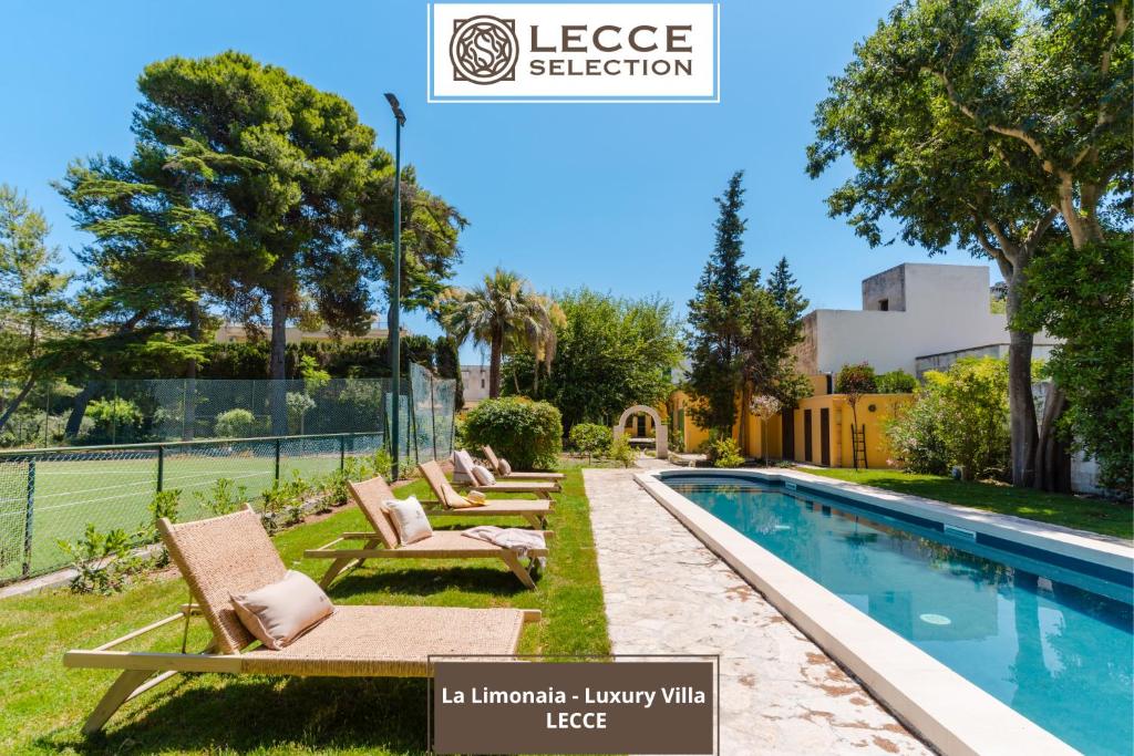 レッチェにあるLa Limonaia Luxury Villa - Lecce Selectionの家の隣に長椅子付きのスイミングプール