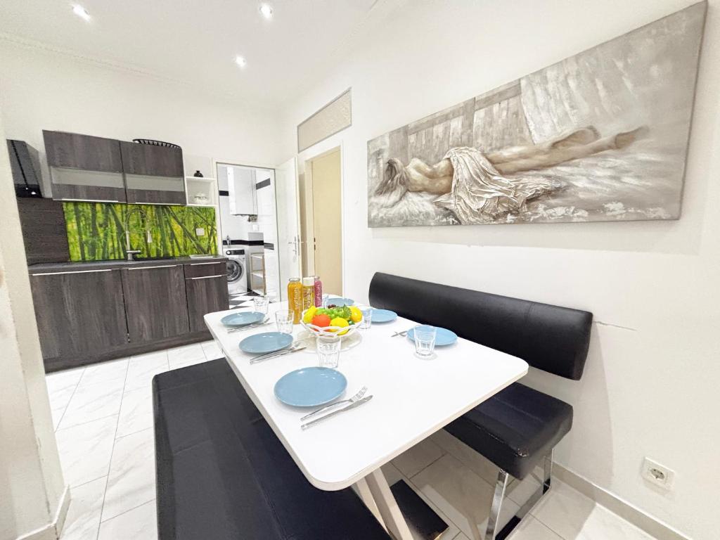 3 Bedrooms, near Hauptbahnhof, 8 People, Kitchen