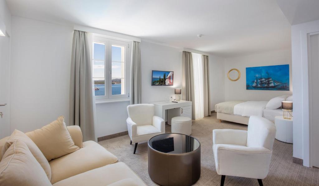 TV i/ili zabavni centar u objektu Aminess Younique Bellevue Hotel