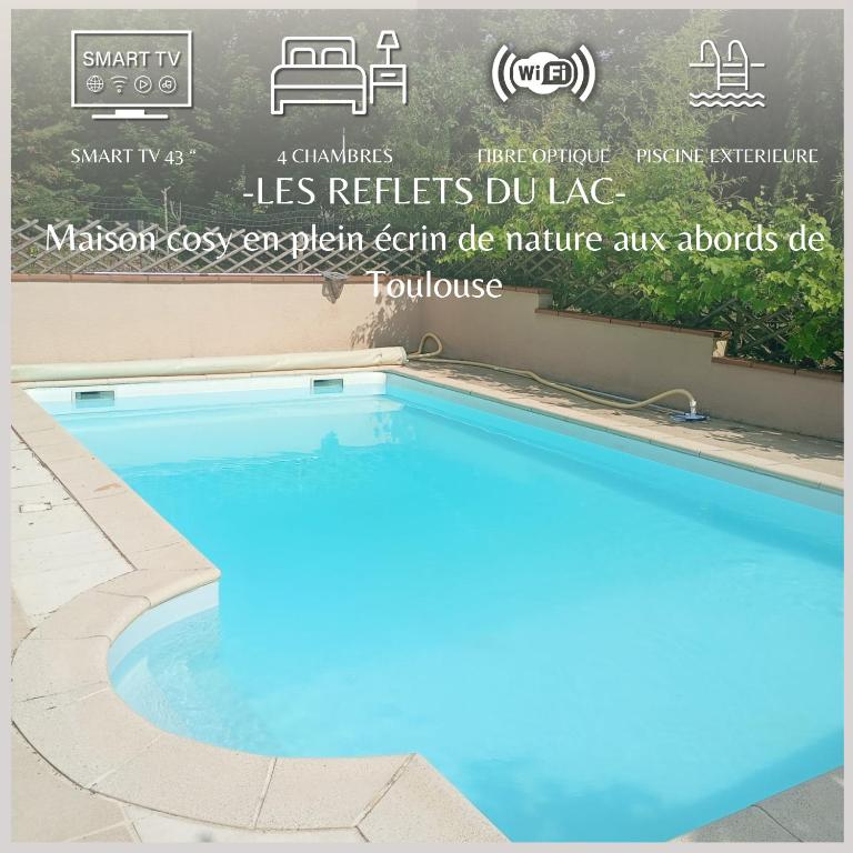 une piscine devant un panneau dans l'établissement Maison T5 -Les reflets du lac - Terrasse -Piscine, à Aussonne
