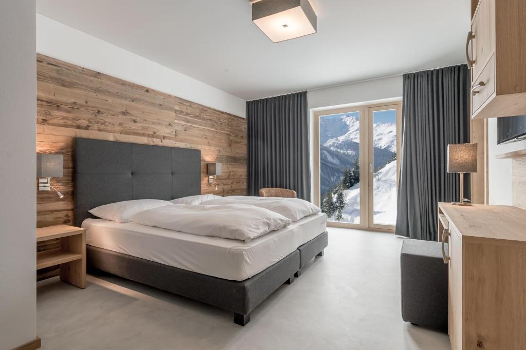 Postel nebo postele na pokoji v ubytování Mondschein Hotel & Chalet Ski-In Ski-Out Luxus am Arlberg