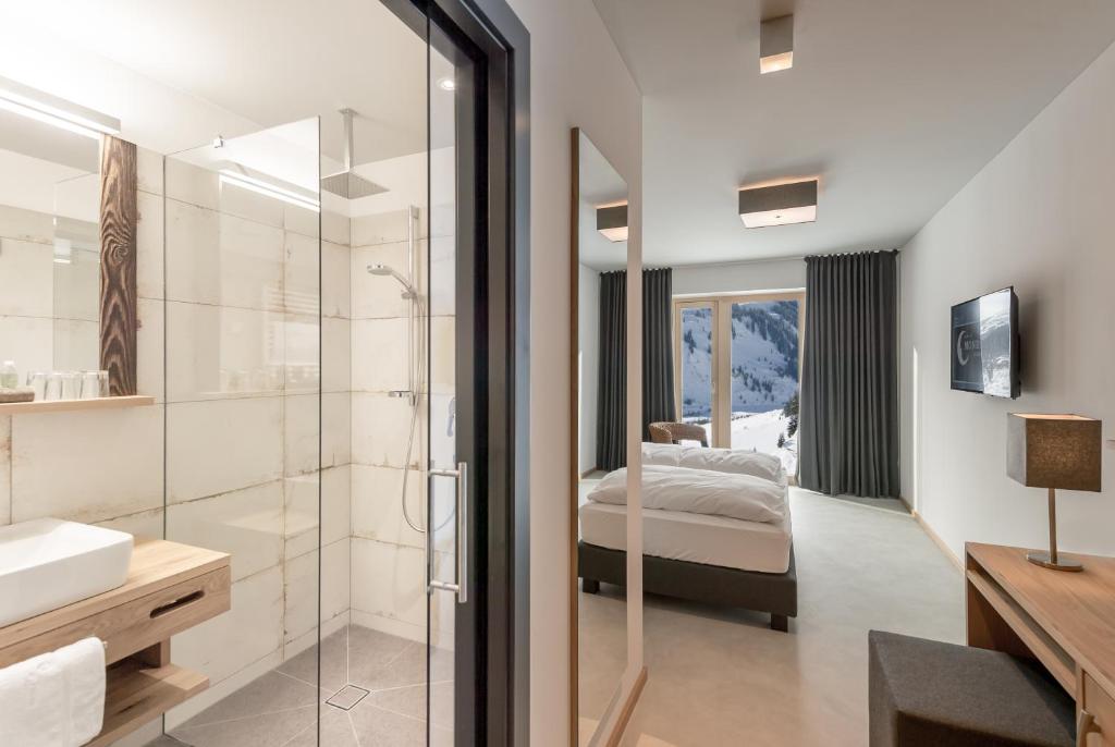 Koupelna v ubytování Mondschein Hotel & Chalet Ski-In Ski-Out Luxus am Arlberg