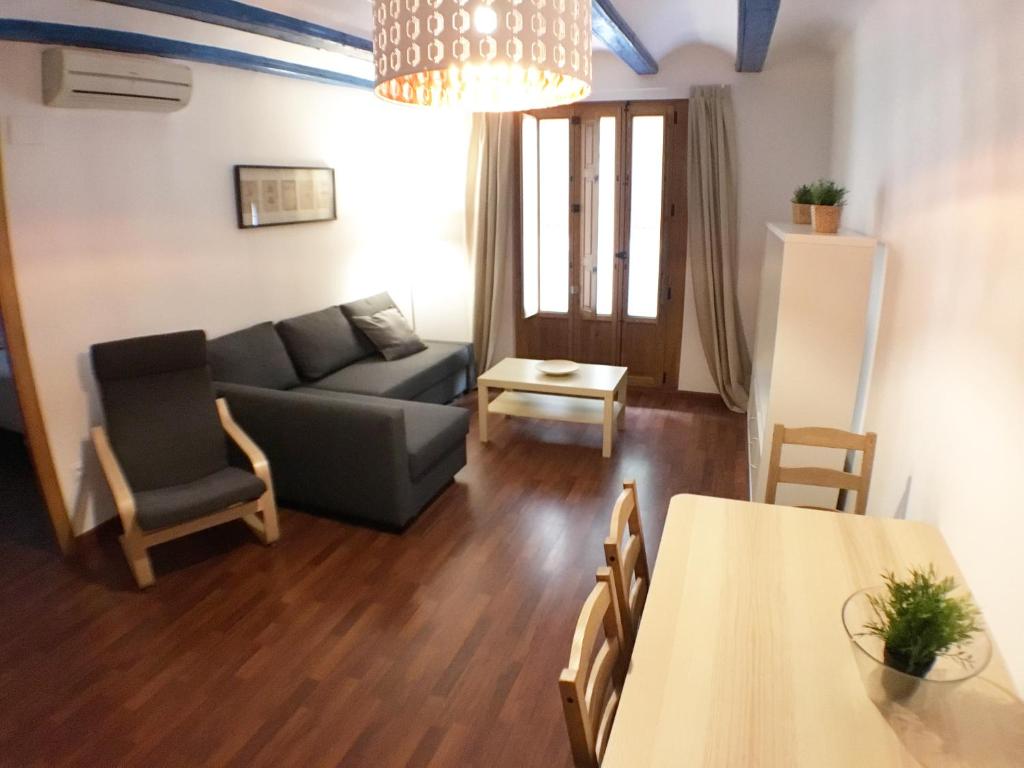 sala de estar con sofá y mesa en Living Valencia Peydro en Valencia