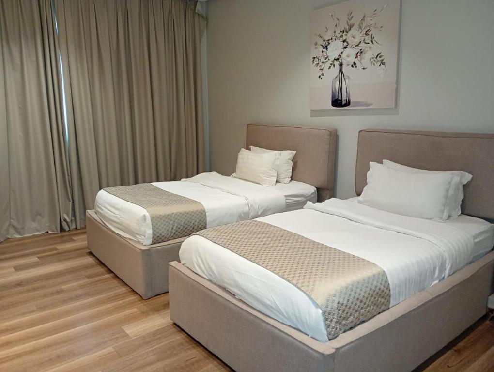 Ένα ή περισσότερα κρεβάτια σε δωμάτιο στο شقق الورود الاربعة المخدومة