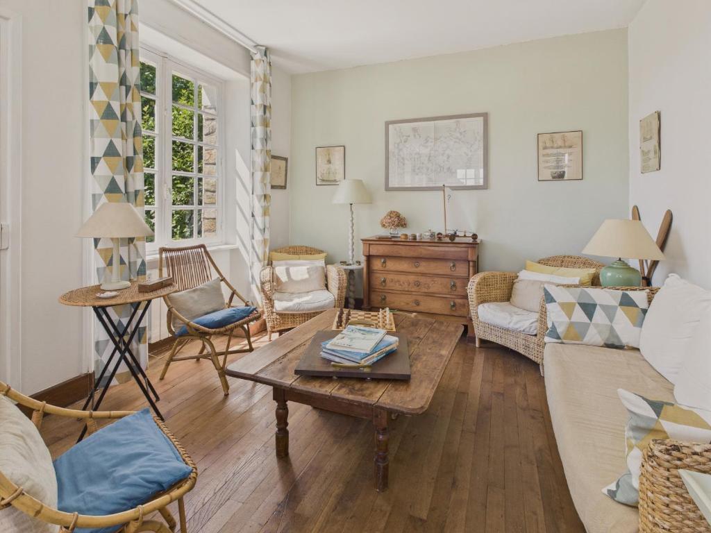a living room with a couch and a table at Vue mer - maison 4 adultes et 3 enfants in Bénodet