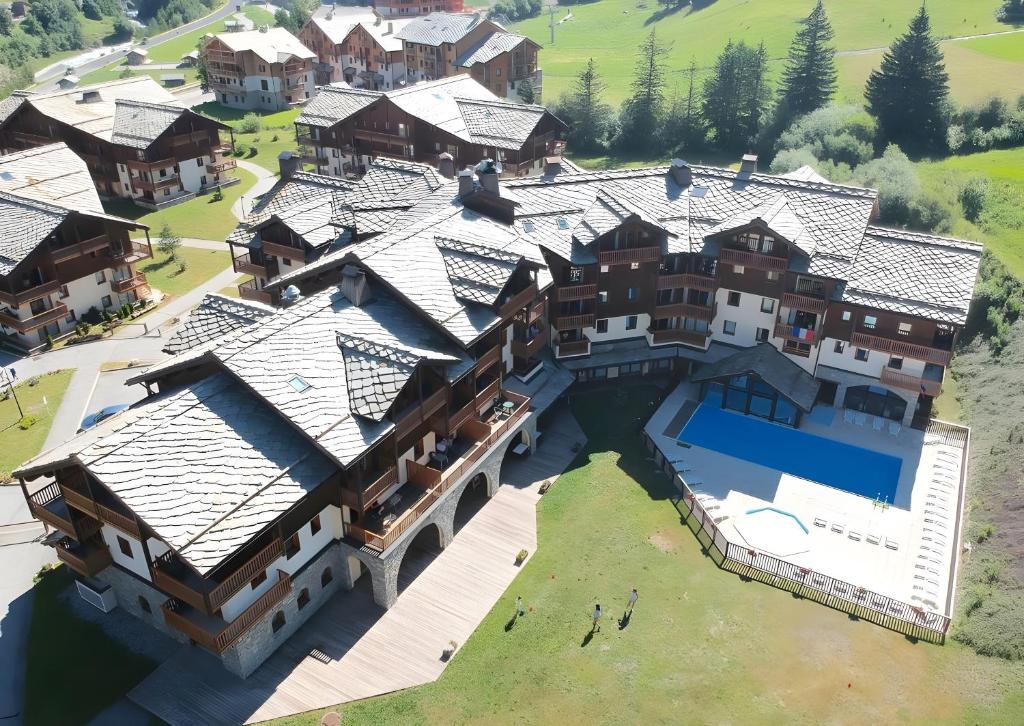 einen Luftblick auf ein großes Haus mit einem Pool in der Unterkunft Résidence Les Alpages de Val Cenis in Lanslebourg-Mont-Cenis
