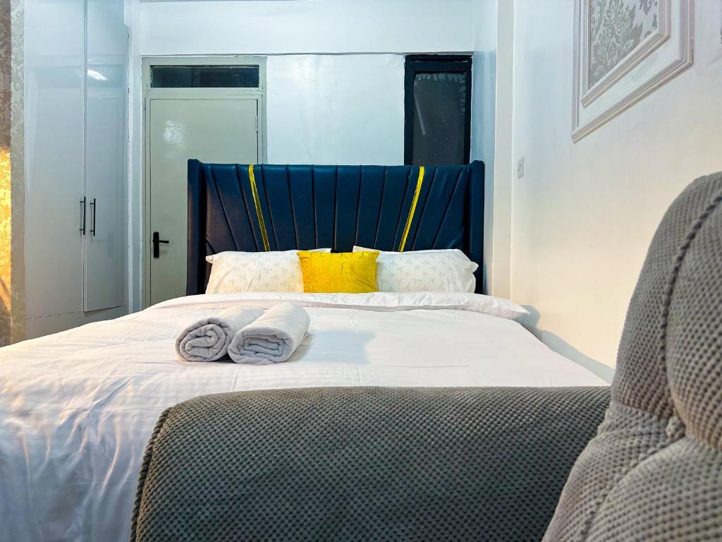 Ένα ή περισσότερα κρεβάτια σε δωμάτιο στο Royal Stay Nairobi