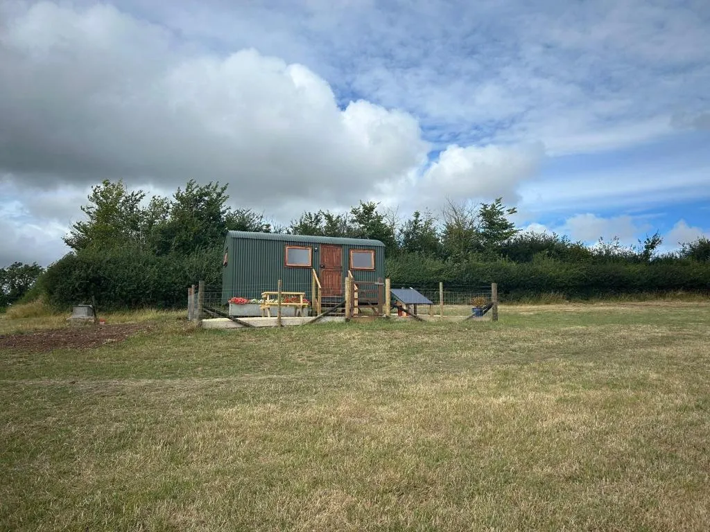 1 Bed Hut - Sleeps 2 - Parking - Smoking