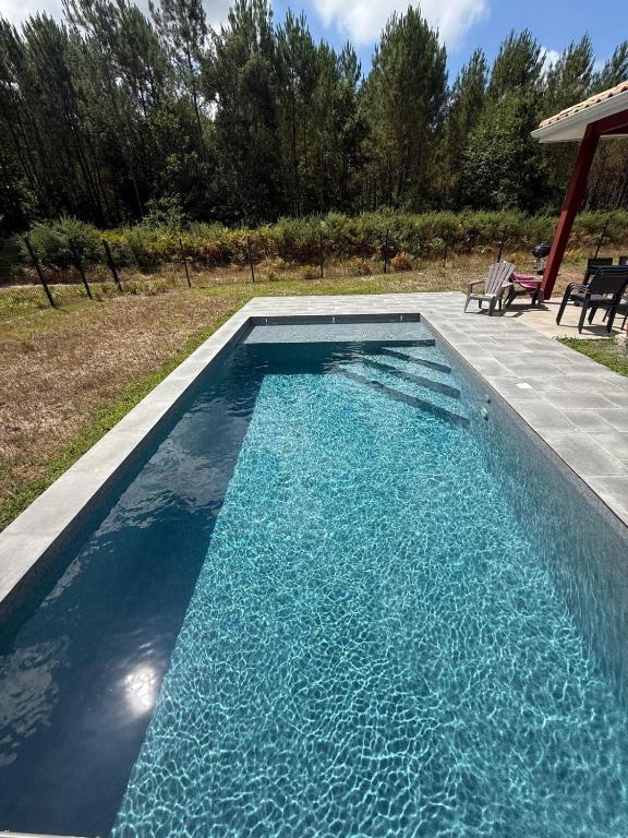 une piscine avec de l'eau bleue dans une cour dans l'établissement 