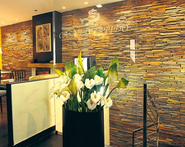 a vase of white flowers in a lobby at Hotel Casa El Rapido in Felechosa